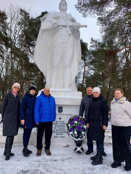 В г. Рогачеве возложили венки к памятнику воинам - освободителям