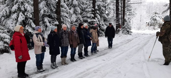 Ветераны туристы в зимнем походе