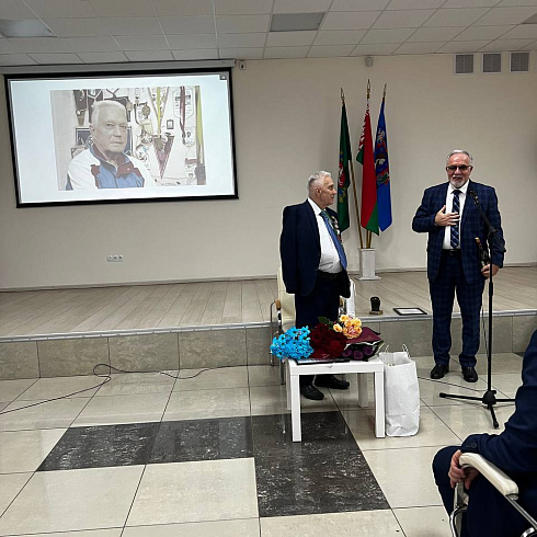 В Государственном учреждении «Витебская областная библиотека им. В.И.Ленина» тепло чествовали заслуженного тренера БССР по боксу Эдуарда Янушковского, которому исполнилось 90 лет!
