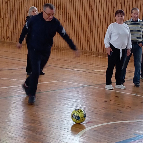 Ветераны спора провели соревнования по футбольному снайперу