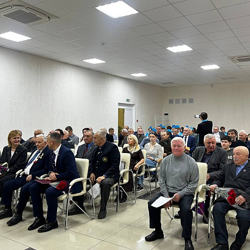 В Государственном учреждении «Витебская областная библиотека им. В.И.Ленина» тепло чествовали заслуженного тренера БССР по боксу Эдуарда Янушковского, которому исполнилось 90 лет!