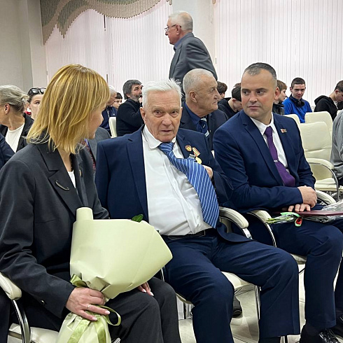 В Государственном учреждении «Витебская областная библиотека им. В.И.Ленина» тепло чествовали заслуженного тренера БССР по боксу Эдуарда Янушковского, которому исполнилось 90 лет!